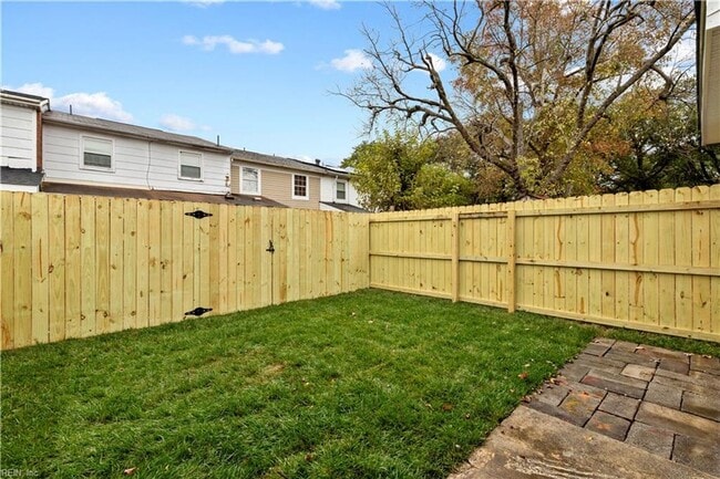 Building Photo - Updated Townhome in Virginia Beach