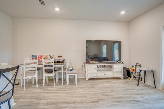 Building Photo - 3 Bed, 2.5 Bath Townhome – Prime Central L...