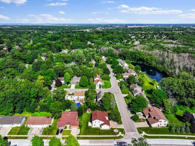 Building Photo - 2598 Parkwood Dr