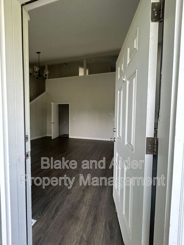 Building Photo - 5609 SE 117th Ave