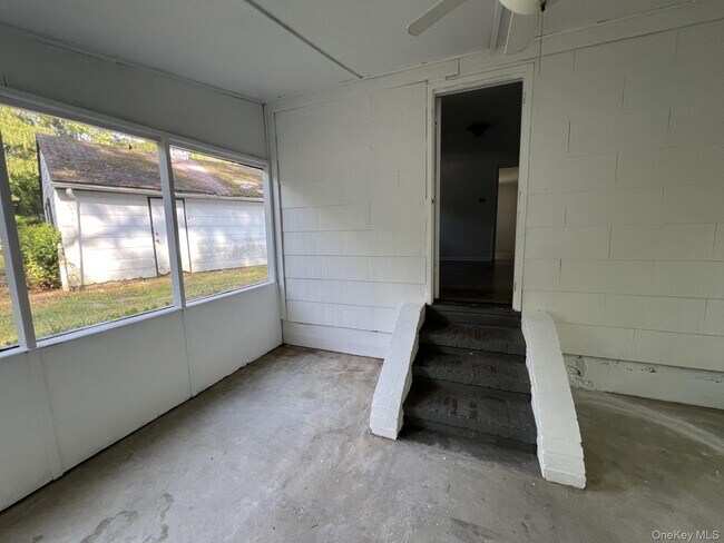 Building Photo - 166a Frost Pond Rd