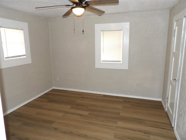 Building Photo - 316 NW Columbia Ave