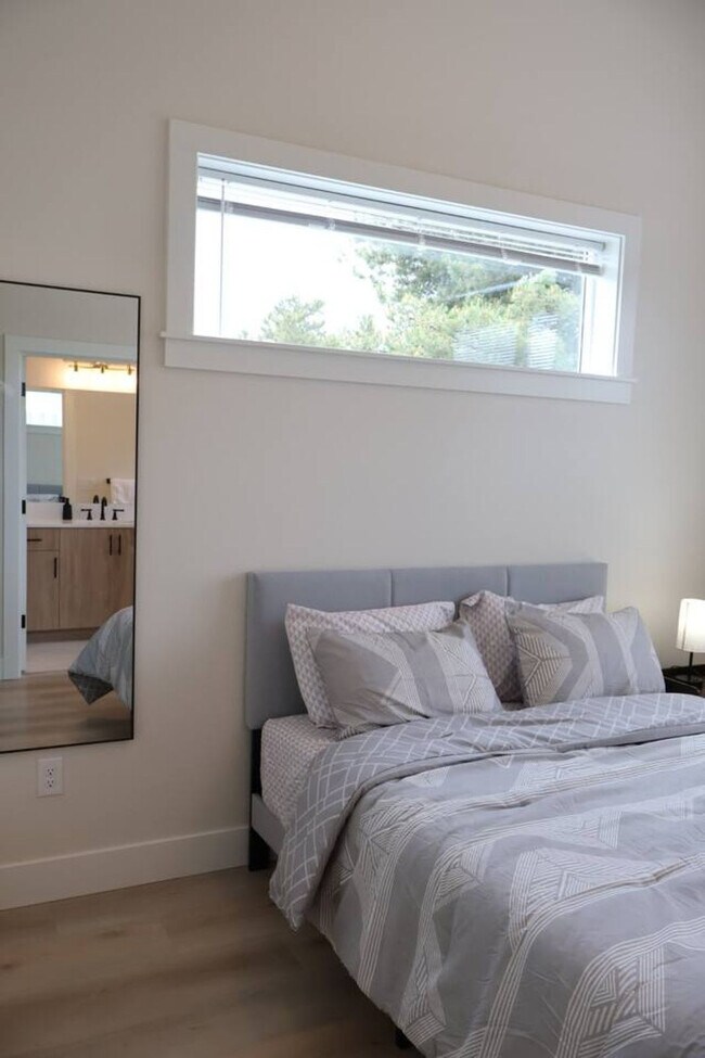 Building Photo - 204 E 35th St