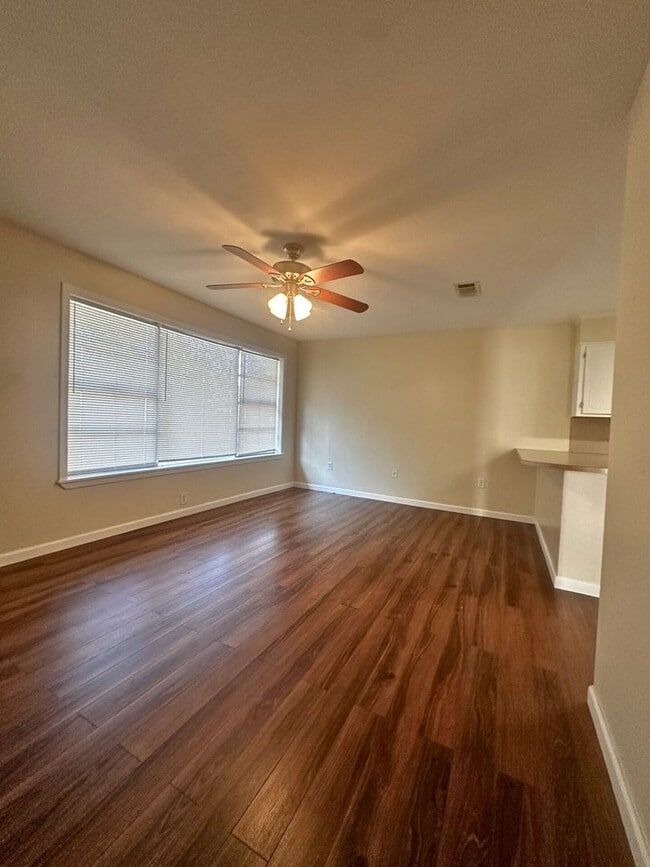 Building Photo - Cozy Charming Country Home