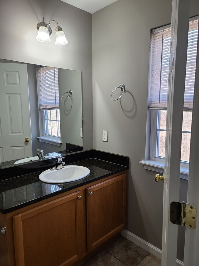 Building Photo - 3 Bedroom 2 1/2 bath Townhome for Rent in ...