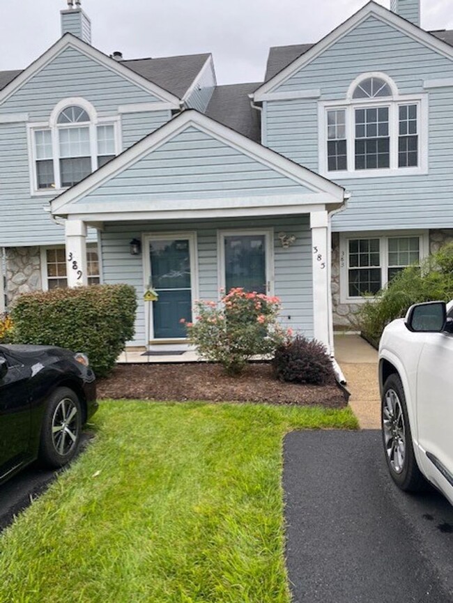 Building Photo - Two Bedroom Three Bathroom Condo in Hollan...
