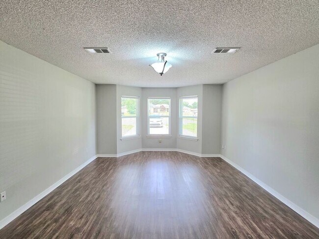 Building Photo - 6607 Woodbury Forest Dr