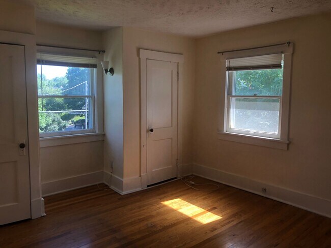 Building Photo - Recently Renovated - Spacious 5 Bedroom, 2...
