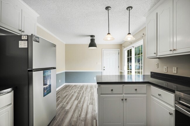 Building Photo - 202 Starcrest Dr
