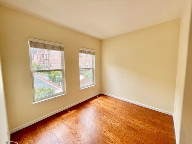 Building Photo - 2BD/2BA Spacious Crocker Amazon Condo, Gat...