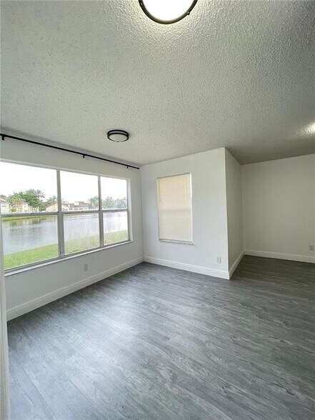 Building Photo - 12400 Vista Isles Dr