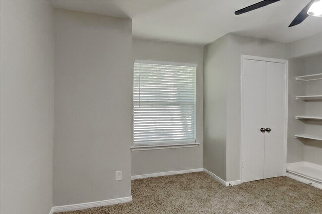 Building Photo - 22 S Rain Forest Ct