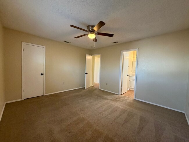 Building Photo - AVAILABLE NOW 3 BEDROOM 2 BATH DUPLEX IN NORTH RICHLAND HILLS