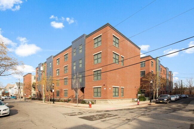 Building Photo - 437 Whiton St
