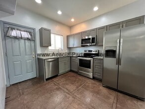 Building Photo - Newer Two Bedroom Town Homes
