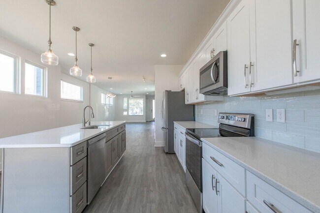 Building Photo - 3 Bed 2.5 Bath Single-Family Urban Home