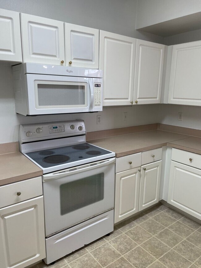 Building Photo - Luxury property. One bedroom condo
