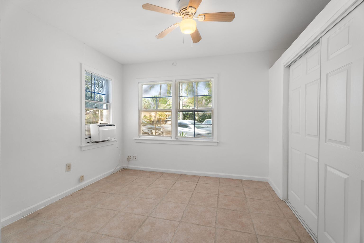 Building Photo - 4815 N Flagler Dr