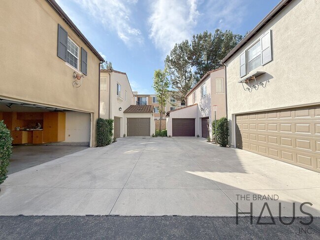 Building Photo - Desirable Oak Creek Community Detached Home with Two Car Garage