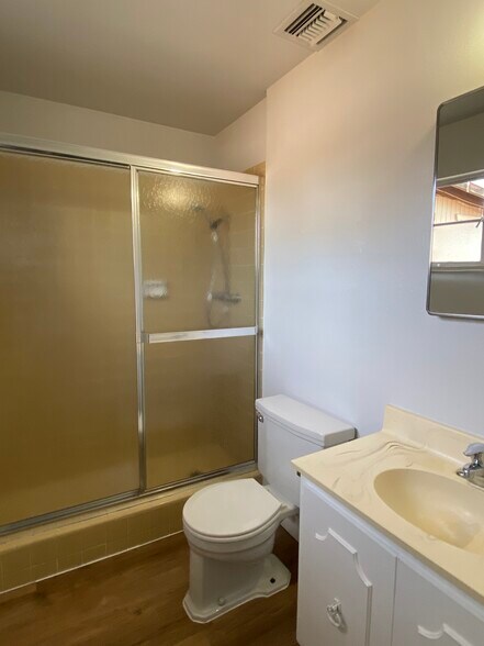 Building Photo - 1014 W 17th Pl