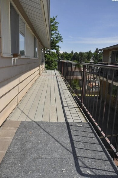 outside deck - 530 SW Summer St