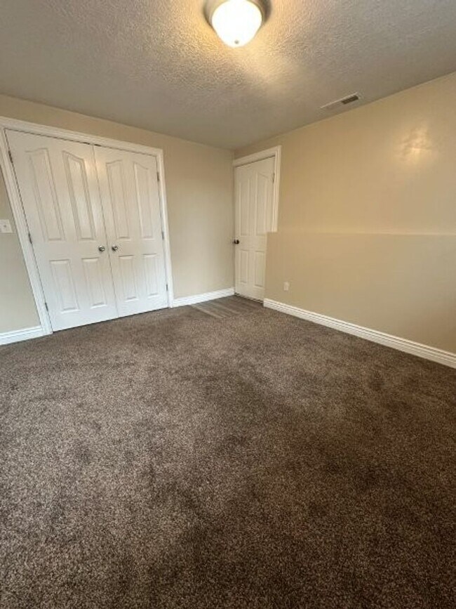Building Photo - Spacious & Affordable! 5 Bed 2 Bath Home f...