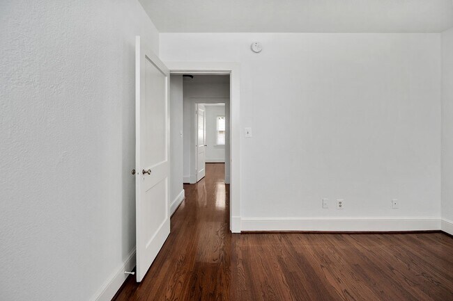 Building Photo - 819 Weedon St