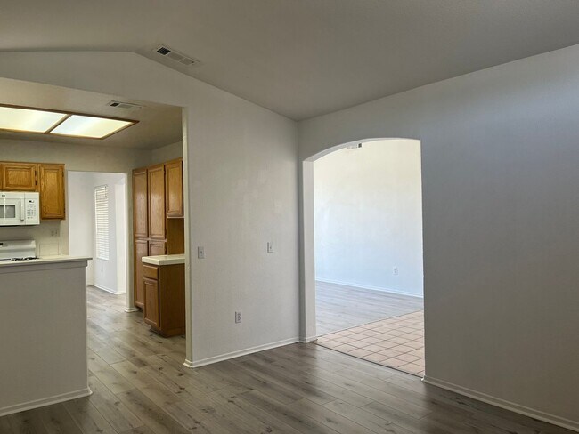 Building Photo - 3 bedroom 2 bathroom Home available in Vic...