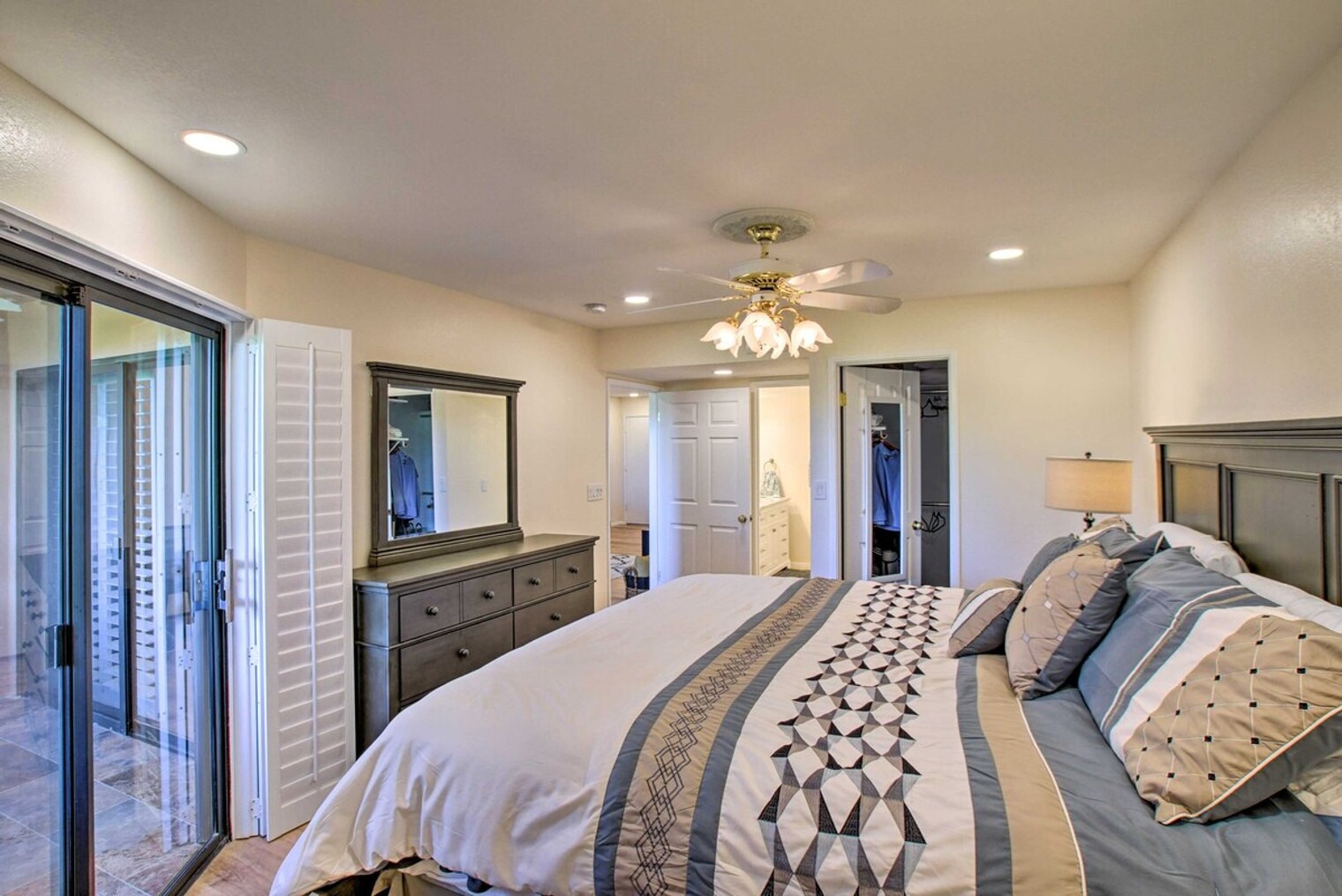 Building Photo - 4303 E Cactus Rd