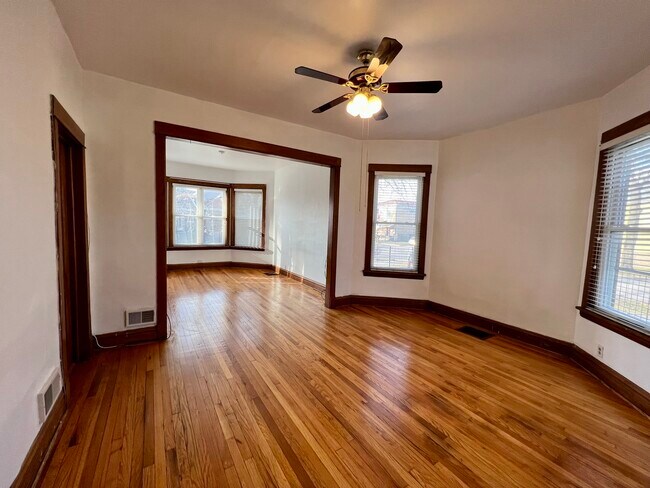 Building Photo - 2155 N Kilbourn Ave