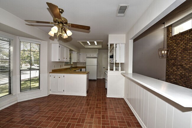 Building Photo - Lovely garden home in great location