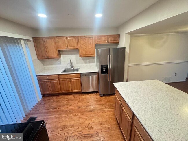 Building Photo - 9250 Three Oaks Dr