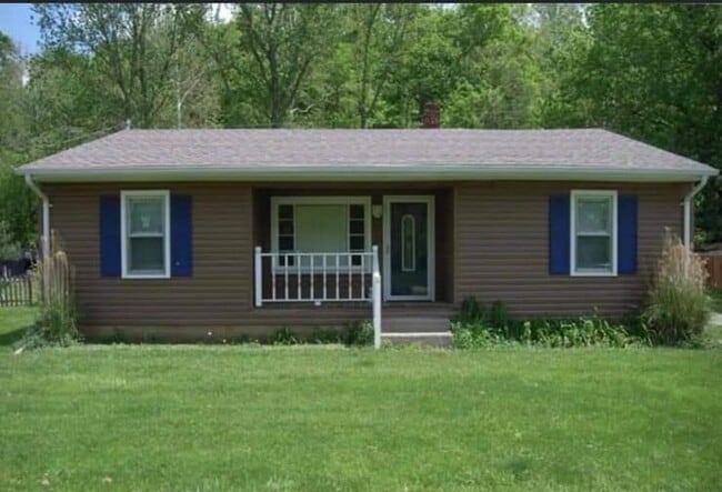 Primary Photo - 3 Bed 1 Bath, Washer Dryer Hookup , Fenced in yard $1300 , $2800 to move in