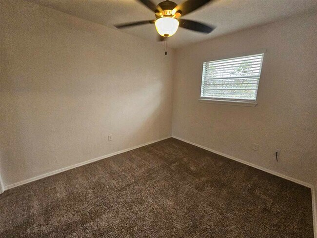 Building Photo - 5418 NW Cottonwood Dr