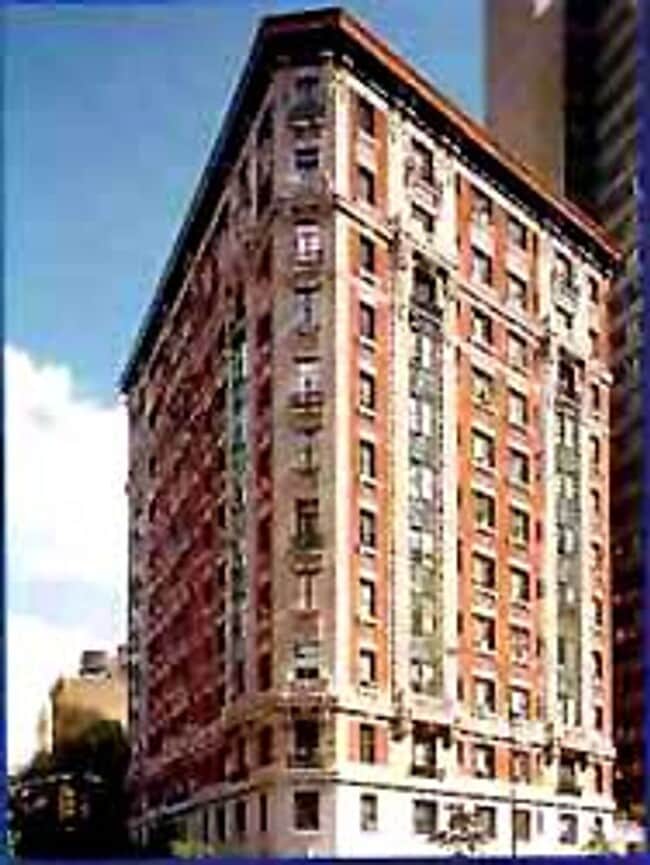 Building Photo - 140 W 69th St