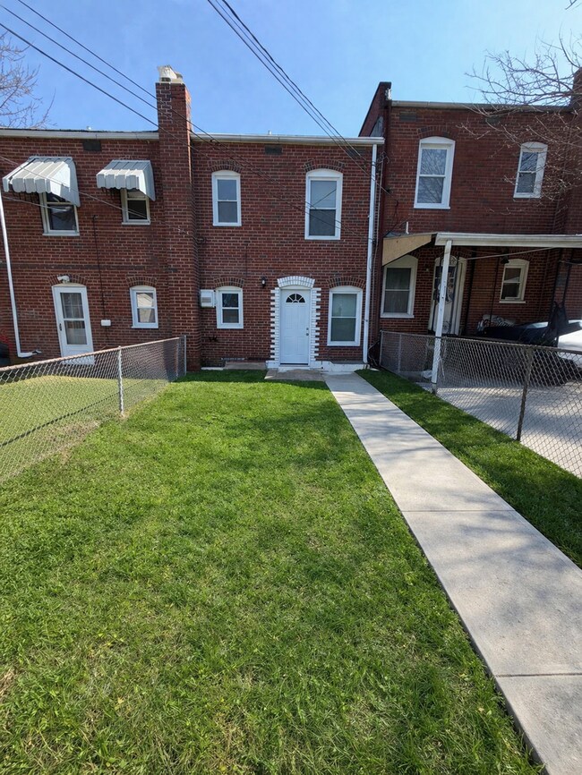 Building Photo - Renovated Home with Modern Kitchen, Basement & Natural Light