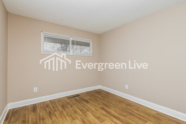 Building Photo - 4760 Rolling St