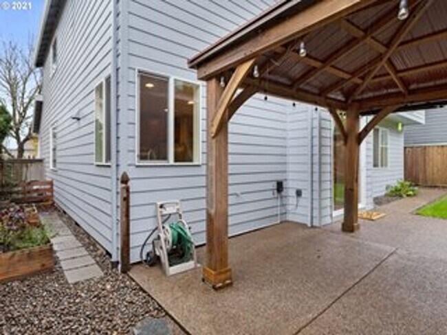 Building Photo - Happy Valley 4 Bedroom Home