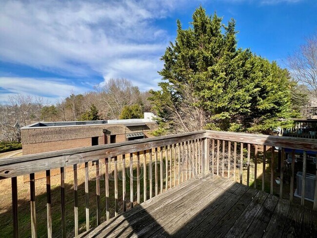 Building Photo - 4 Zell Ln