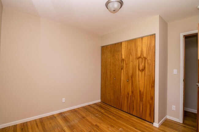 Building Photo - 2420 N Circle Dr