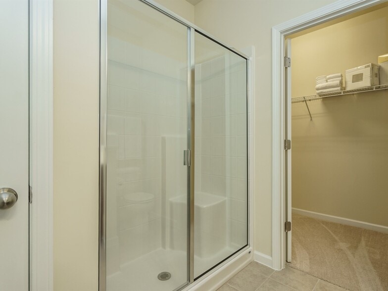 Master Bath with Walk in Closet - 5447 Jessip St