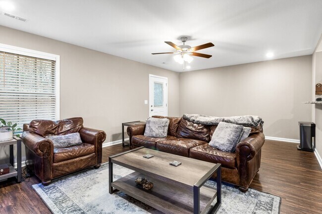 Building Photo - 3 Bedroom Pet Friendly Condo For Rent in Sango Area!