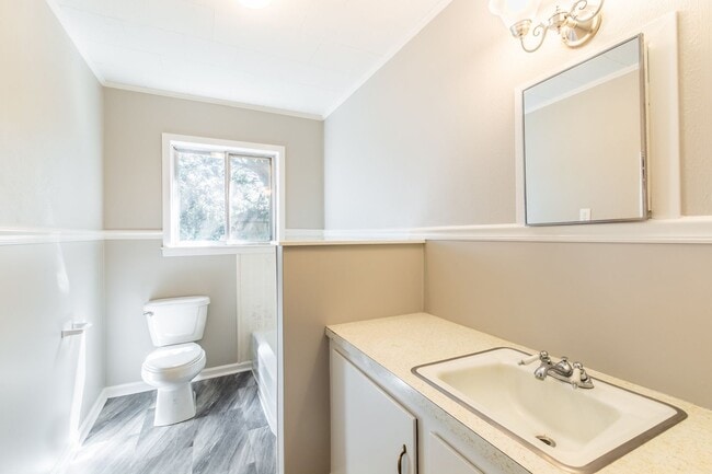 Building Photo - Large 4Bed/2Bath House on Beautiful Lot