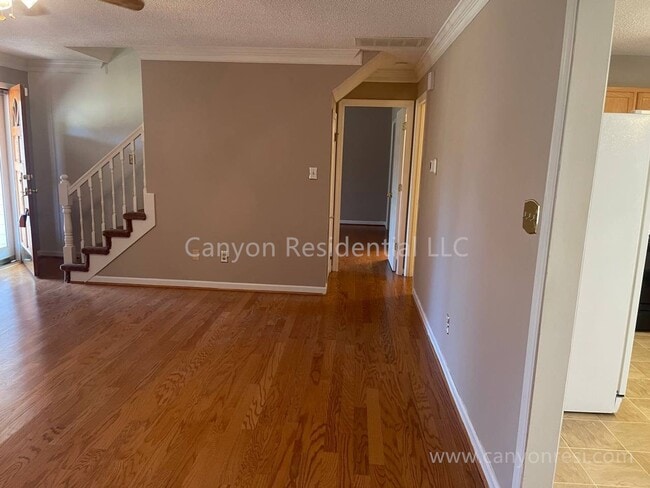 Building Photo - Beautiful 3b2b, ready to move in!