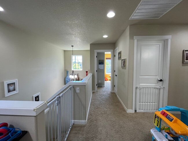 Building Photo - Beautiful 4Bd + 2Ba With Gorgeous Green Vi...