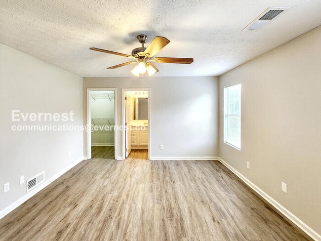 Building Photo - 707 Cloverdale Dr