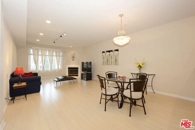 Building Photo - 117 N Gale Dr
