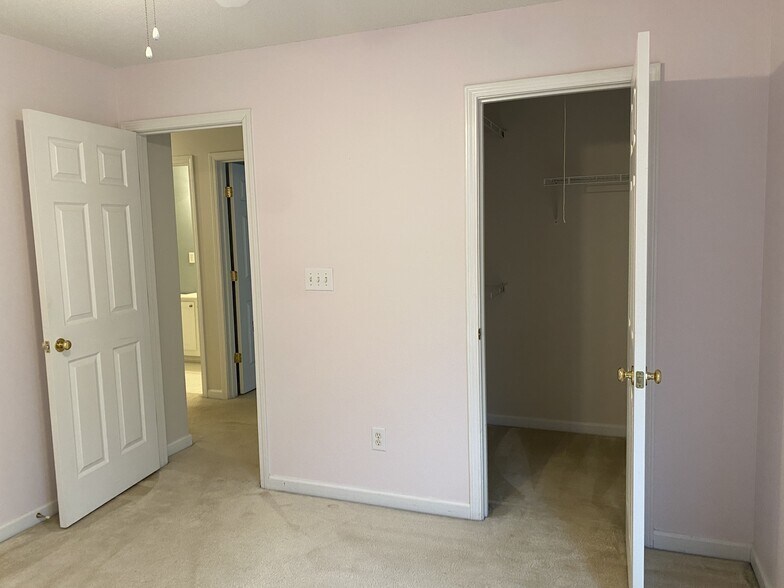 Building Photo - 2706 Cottesford Dr SE