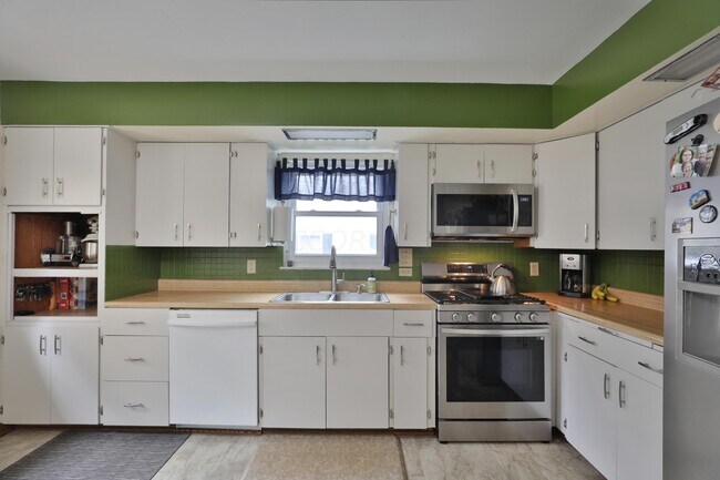 Building Photo - 714 Island Ct