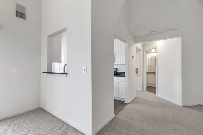 Building Photo - Luxurious 2 Level 2 Bedroom + Den 3 Bathro...